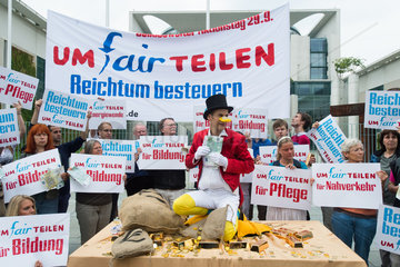 Berlin  Deutschland  Protestaktion vor dem Bundeskanzleramt fuer die Reichensteuer