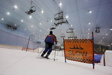 Dubai  Vereinigte Arabische Emirate  Schild mit dem Hinweis -Slow- in der Indoorskihalle Ski Dubai