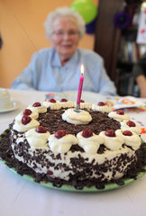 Berlin  Deutschland  Seniorin feiert ihren 90. Geburtstag