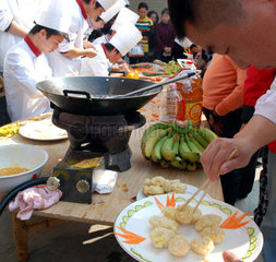China  Bananen-Nachtisch auf dem Bananenmarkt in der Autonomen Region Guangxi Zhuang