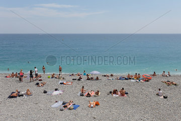 Nizza  Frankreich  Badegaeste am Strand von Nizza an der Cote d'Azur