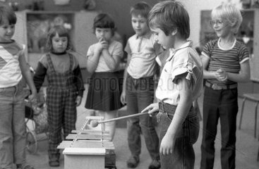 Berlin  DDR  kleiner Junge spielt in einem Kindergarten auf einem Xylophon