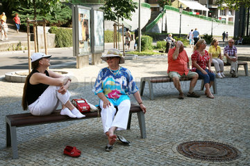 Karlsbad  Tschechische Republik  Touristen entspannen sich im Stadtzentrum