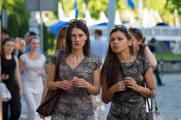 Lemberg  Polen  junge Frauen beim Flanieren