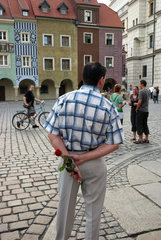 Posen  Polen  Mann mit Rose auf dem Alten Markt (Stary Rynek)