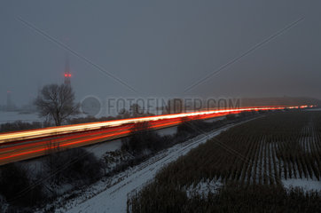 Alt Bork  Deutschland  Lichtspuren von Fahrzeugen auf der Autobahn A9 bei Daemmerung