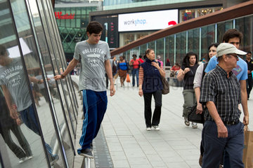 London  Grossbritannien  ein Jugendlicher auf der Fussgaengerbruecke am Shopping Centre Westfield Stratford City