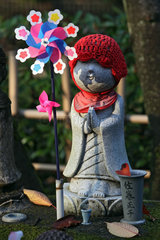 Tokio  Japan  Jizo-Statue auf dem Friedhof am Zojo-ji Tempel