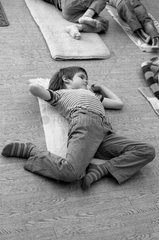 Berlin  DDR  Junge macht Yoga in einem Kindergarten