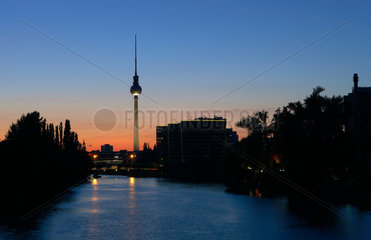 Berlin  Deutschland  die Spree mit mit dem Fernsehturm zur Blauen Stunde