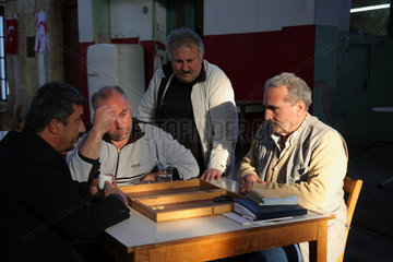 Nikosia  Tuerkische Republik Nordzypern  Tavla spielende Maenner