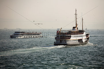 Istanbul  Tuerkei  Faehrverkehr am Goldenen Horn