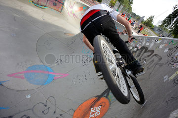 Berlin  Deutschland  Jugendlicher faehrt BMX-Fahrrad im Park am Gleisdreieck in Berlin-Kreuzberg