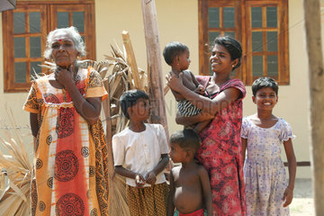Puliyampathai  Sri Lanka  eine aeltere Frau mit ihrer Familie