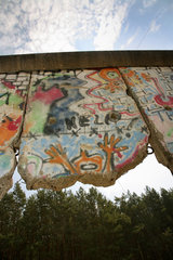 Sosnowka  Polen  ein buntes Stueck der Berliner Mauer mit Durchbruch
