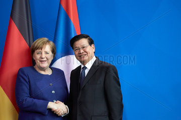 Berlin  Deutschland - Bundeskanzlerin Angela Merkel und Thongloun Sisoulith  der Premierminister der Demokratischen Volksrepublik Laos.