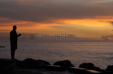 Holetown  Barbados  ein Mann fischt nur mit Schnur und Haken  Sunset Crest Beach