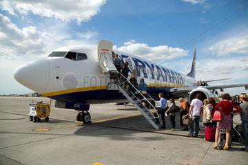 Posen  Polen  Reisende steigen in eine Maschine von Ryanair ein