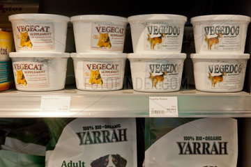 Berlin  Deutschland  Nahrungsergaenzung fuer vegetarische Katzen im Supermarkt Veganz