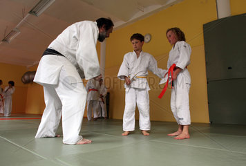 Berlin  Deutschland  Judolehrer gibt seinen Schuelern Anweisungen