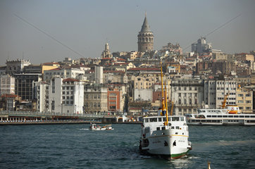 Istanbul  Tuerkei  Faehrverkehr am Goldenen Horn vor dem Stadtviertel Karakoy