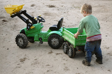 Prangendorf  Junge spielt mit Spielzeugtraktor
