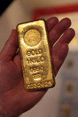 Dubai  Vereinigte Arabische Emirate  1-Kilo Goldbarren auf einer Hand