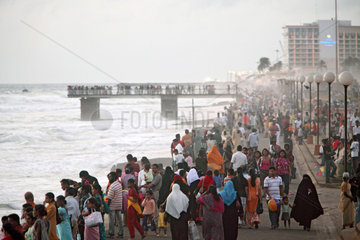 Colombo  Sri Lanka  die gefuellte Strandpromenade bei Daemmerung