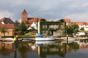 Plau am See  Deutschland  Hafen und Kirche an dem Fluss Elde