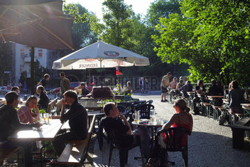 Berlin  Deutschland  Gaeste sitzen im Strassencafe in der Abendsonne am Maybachufer