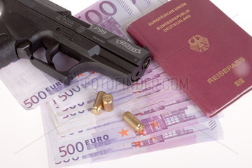 Berlin  Deutschland  500-Euroscheine  Waffe und Reisepass
