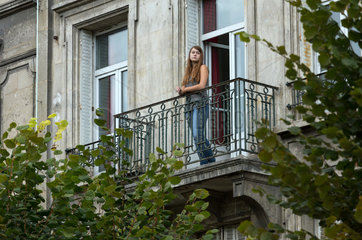 Reims  Frankreich  junge Frau bei einer Zigarettenpause