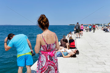 Zadar  Kroatien  Touristen an der Hafenpromenade