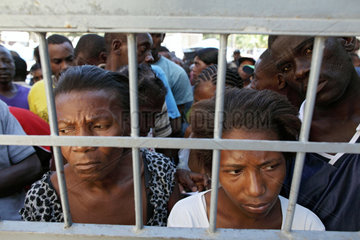 Carrefour  Haiti  Opfer des Bebens warten auf die Verteilung von Non Food Items