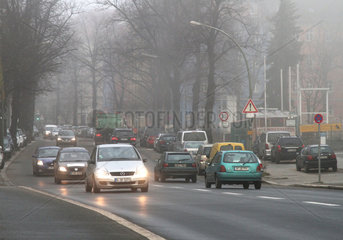 Berlin  Deutschland  Strassenverkehr auf der Alarichstrasse bei Nebel
