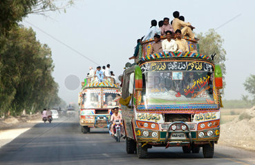 Dur Mohammad Mugheri  Pakistan  ueberfuellte Busse auf der Landstrasse