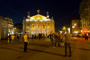 Lemberg  Ukraine  Jugendliche machen ein Erinnerungsfoto am Brunnen vor der Oper