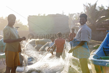 Alikuppam  Indien  Fischer am Strand