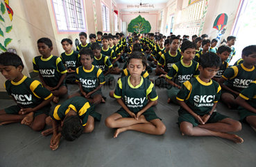 Vijayawada  Indien  Jungen meditieren im SKCV Kinderdorf  einer Einrichtung fuer Strassenkinder