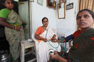 RR Colony  Indien  eine Krankenschwester untersucht eine schwangere Frau