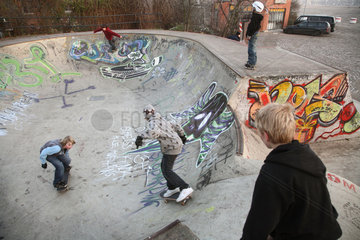 Bremen  Deutschland  Jugendliche mit Skateboard in der Halfpipe
