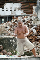 Pariaman  Indonesien  ein Mann vor seinem zerstoerten Haus im Erdbebengebiet