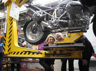 Berlin  Deutschland  Michel Sapin  PS  und Bundesarbeitsministerin Ursula von der Leyen im BMW Motorrad Werk