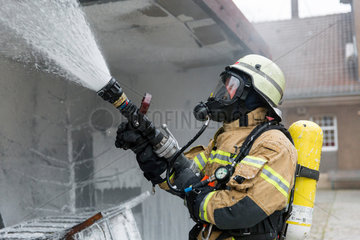 Berlin  Deutschland  Loescharbeiten der Feuerwehr bei einem Wohnungsbrand