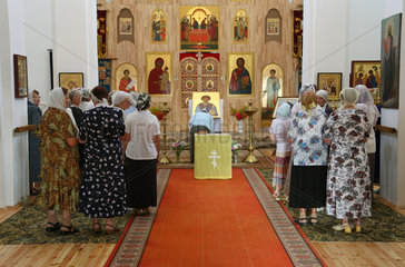 Mjadzel  Weissrussland  Frauen warten in einer russisch-orthodoxen Kirche auf den Gottesdienst