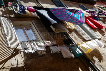 Siena  Italien  Waesche haengt zum Trocknen vor den Fenstern eines Wohnhauses