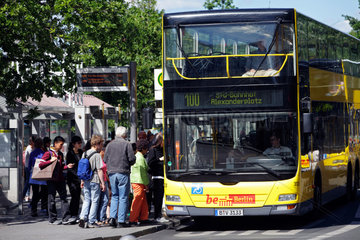 Berlin  Deutschland  Fahrgaeste besteigen den beruehmten Doppeldeckerbus der Linie 100