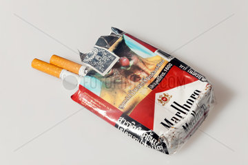Berlin  Deutschland  Zigarettenpackung mit Foto von Raucherkrankheiten