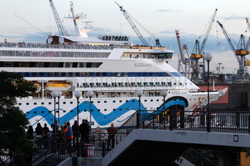 Hamburg  Deutschland  das Passagierschiff AIDAaura laeuft aus dem Hafen aus