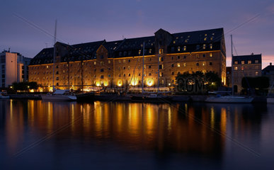 Kopenhagen  Daenemark  das Hotel Scandic Front am Hafenbecken im Abendlicht